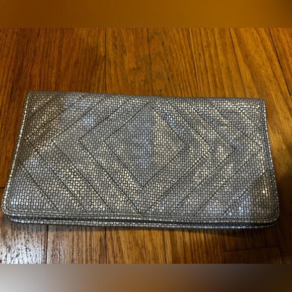 Inge‎ Christopher metallic silver fold over clutch - Picture 1 of 7